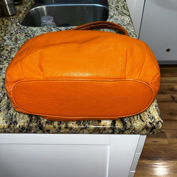 GUC Authentic Michael Kors pebbled leather bucket handbag withh wallet. 13X14 - Picture 4 of 9